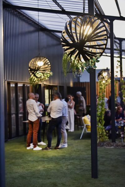 Ambiance chaleureuse et vivante dans un espace ouvert, gens réunis.