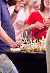 Cocktail dînatoire dans un espace privatisable : petits fours et verres à vin