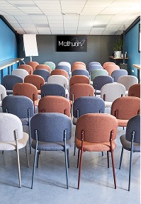Vue d'un espace privatisable avec des chaises disposées en rangées devant un tableau.