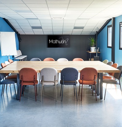 Espace privatisable : salle de réunion moderne avec table et chaises