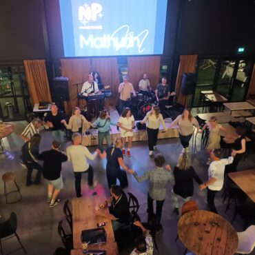 Soirée à thème avec concert et danseurs, "NP" sur écran