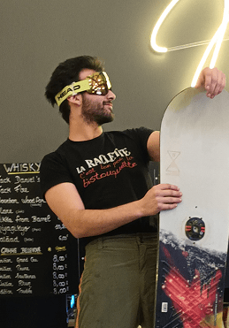 Homme avec snowboard et lunettes, ambiance soirée à thème