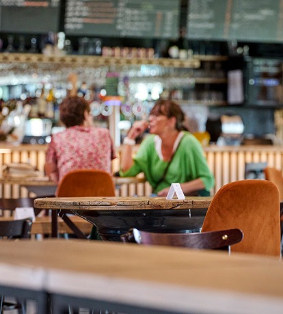Ambiance esprit bistrot chaleureux dans un bar avec des clients attablés