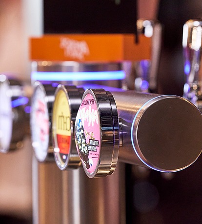 Robots de bière dans un bar, esprit bistrot chaleureux
