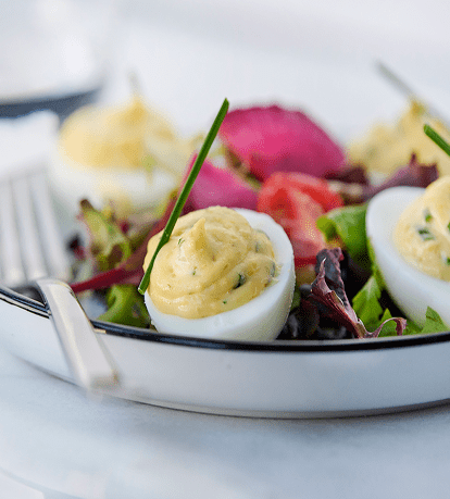 Œufs mimosa garnissent une assiette de bistronomie traditionnelle
