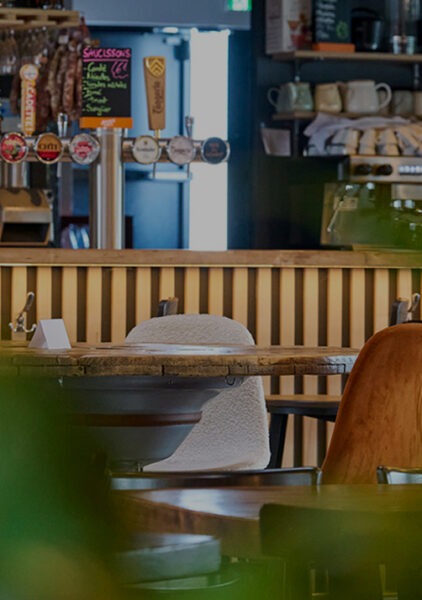Ambiance bistrot chaleureux au bar avec tables et chaises