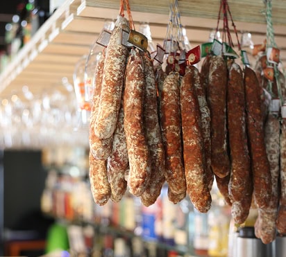 Des saucissons suspendus