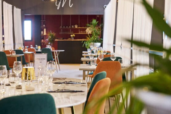 Tables dressées dans le restaurant "Le M" Brasserie Bistronomique