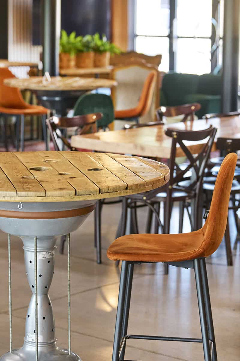 Salle à manger avec tables en bois et chaises en cuir orange