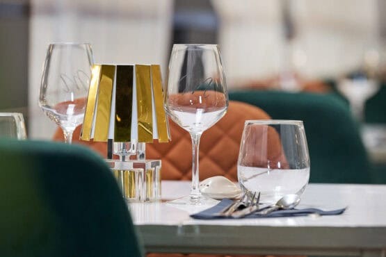 Verre à vin et lampe décorative sur table de restaurant "Le M