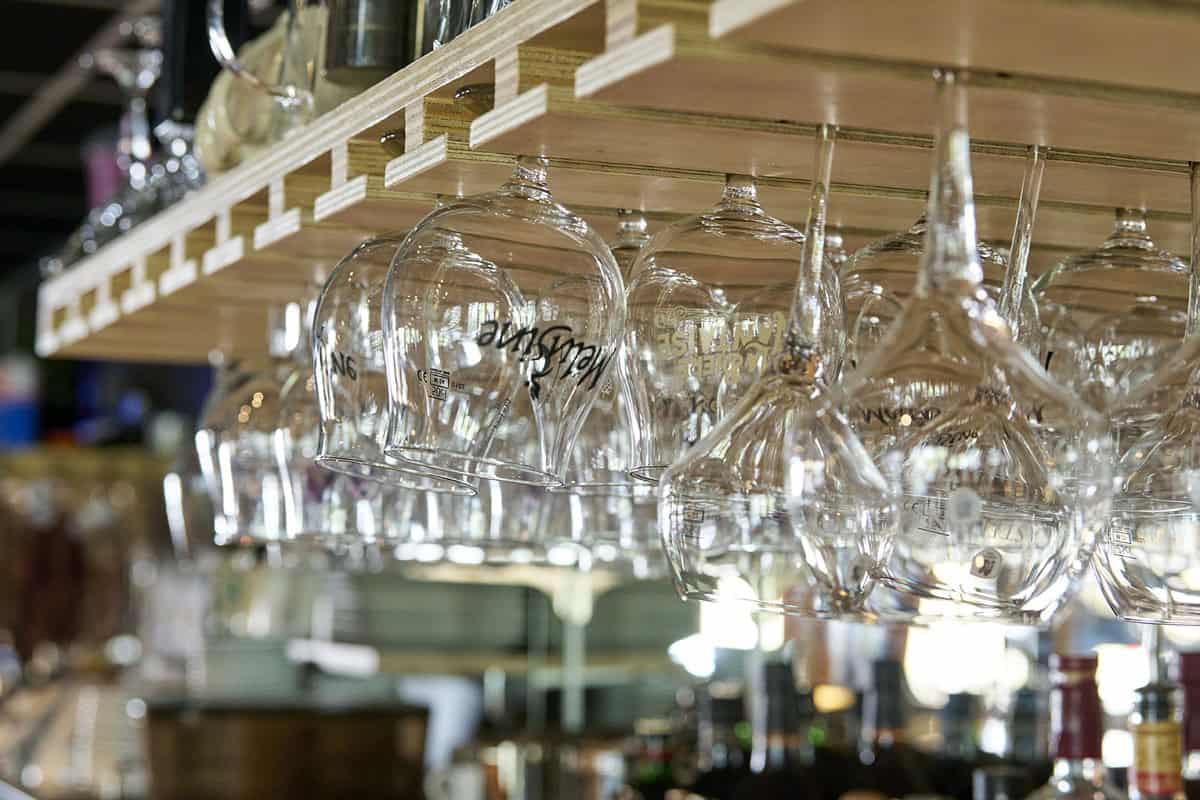 Des verres à bières suspendus
